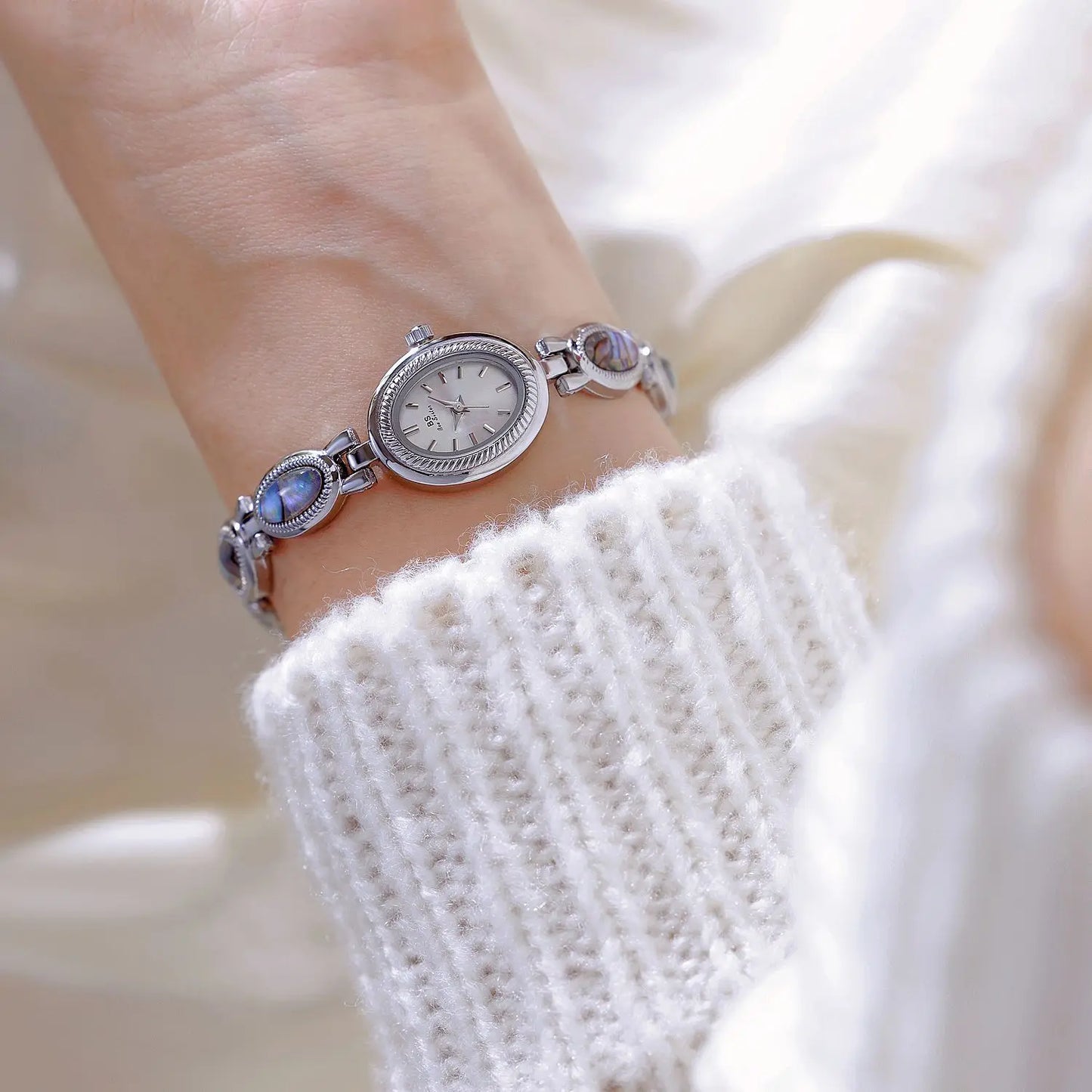 Montre Quartz Femme Bracelet Élégant — Boîtier Ovale 24 mm, Acier Inoxydable, Verre Hardlex, 3 ATM, 16 Coloris | TechNova X