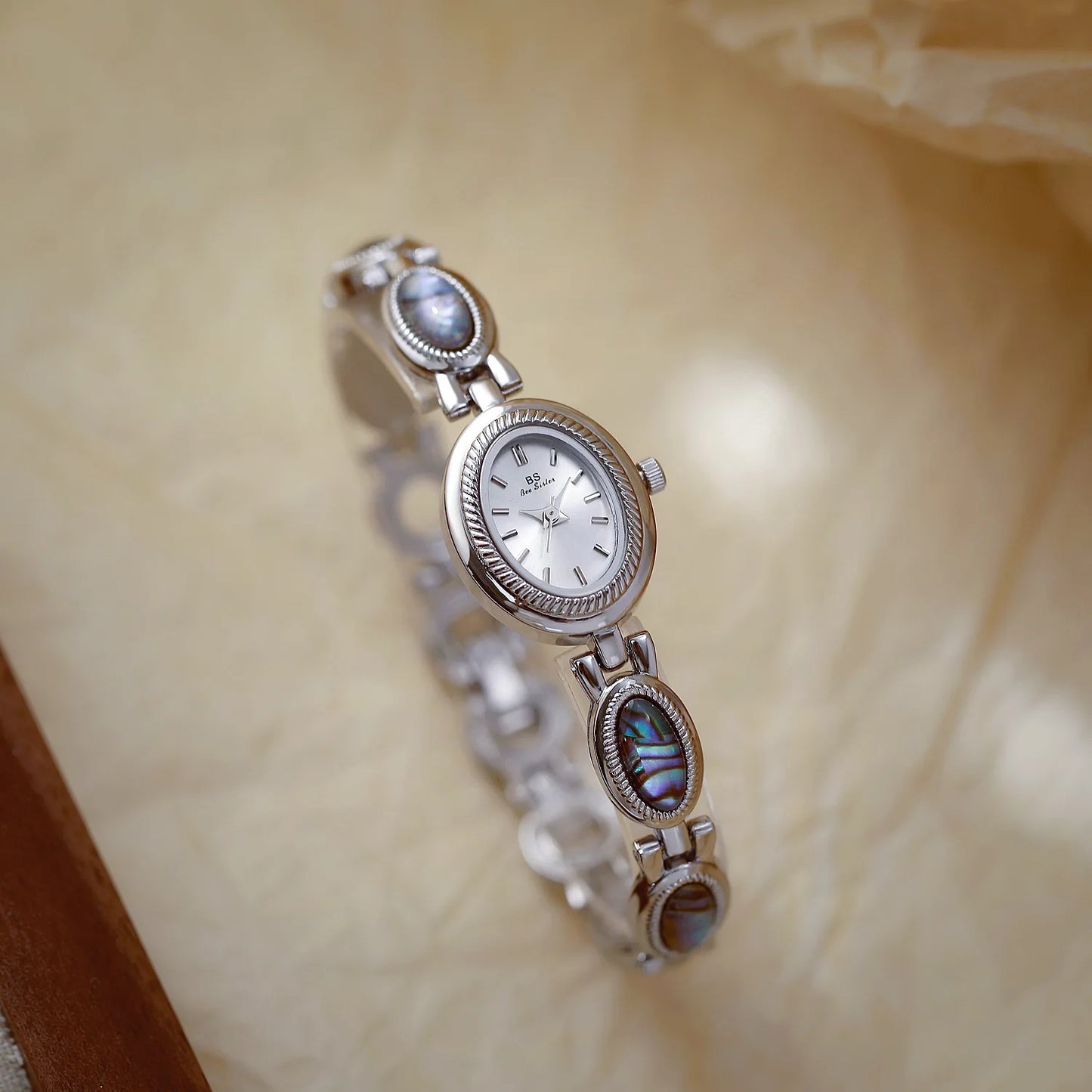 Montre Quartz Femme Bracelet Élégant — Boîtier Ovale 24 mm, Acier Inoxydable, Verre Hardlex, 3 ATM, 16 Coloris | TechNova X