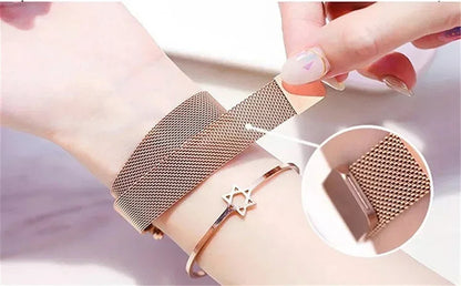 Montre Quartz Femme RUNERR — Cadran Ciel Étoilé 33 mm, Bracelet Magnétique Maille Acier Ajustable, Lumineux, 5 Coloris | TechNova X
