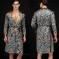 Kimono Peignoir Satin Imprimé Homme — Robe de Chambre avec Poches, Col en V